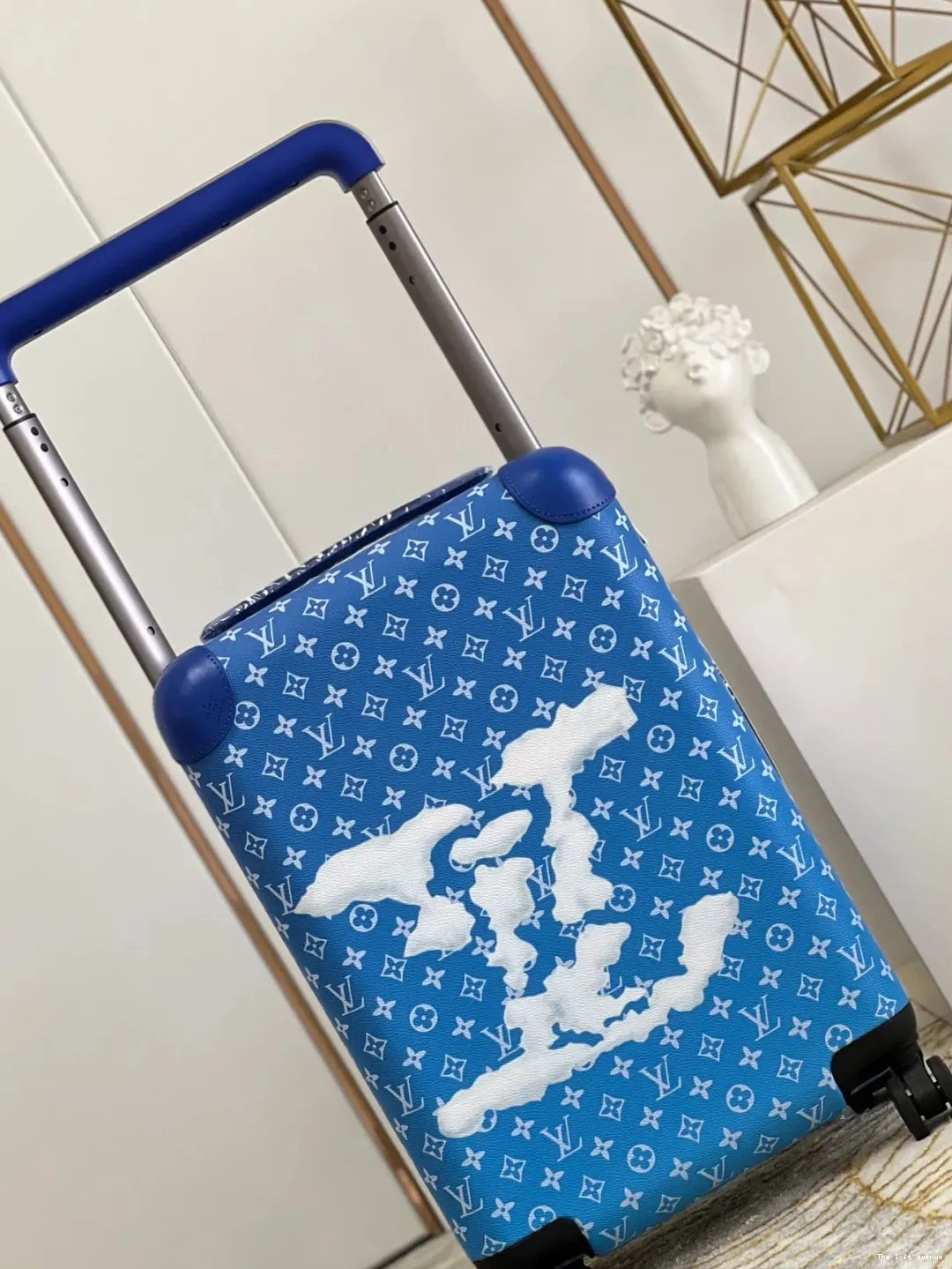 CUSTOM 37L CABIN 55 HORIZON SUITCASE CLOUDS 0519